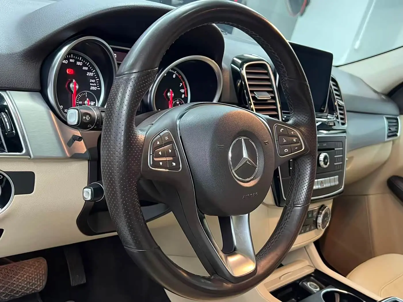Mercedes-Benz GLE 2016 — Photo 11/15