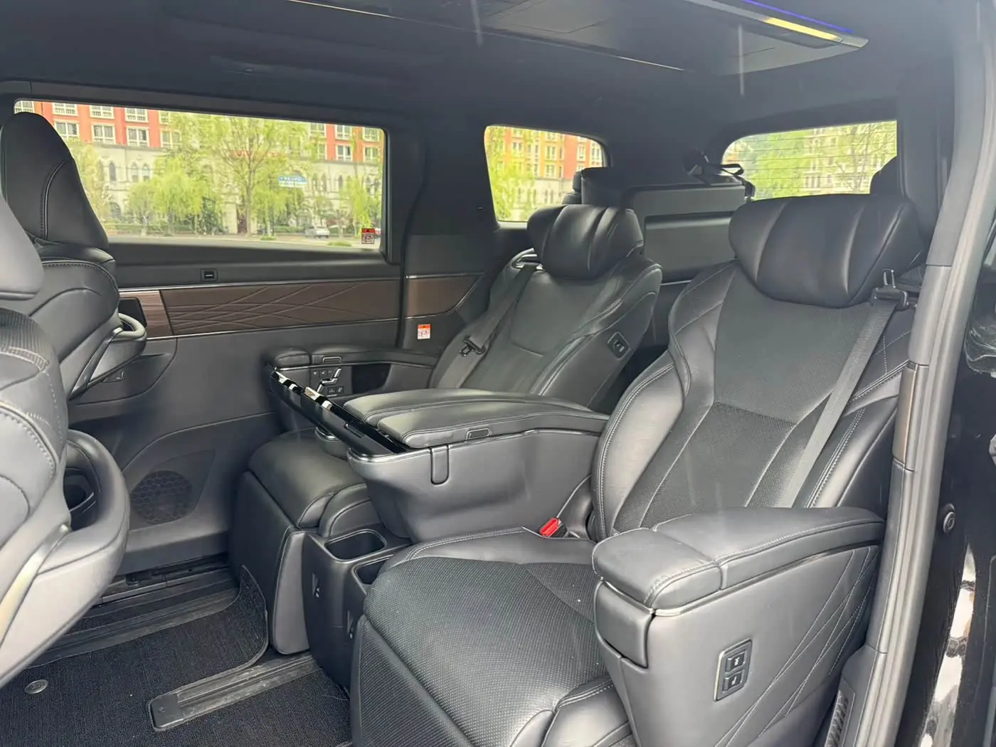 Toyota Vellfire 2023 — Photo 13/18