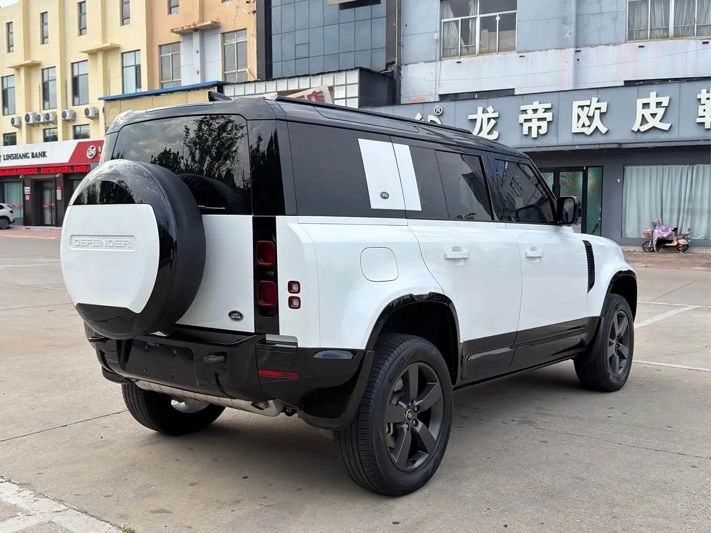 Land Rover Defender 2023 — Photo 15/16