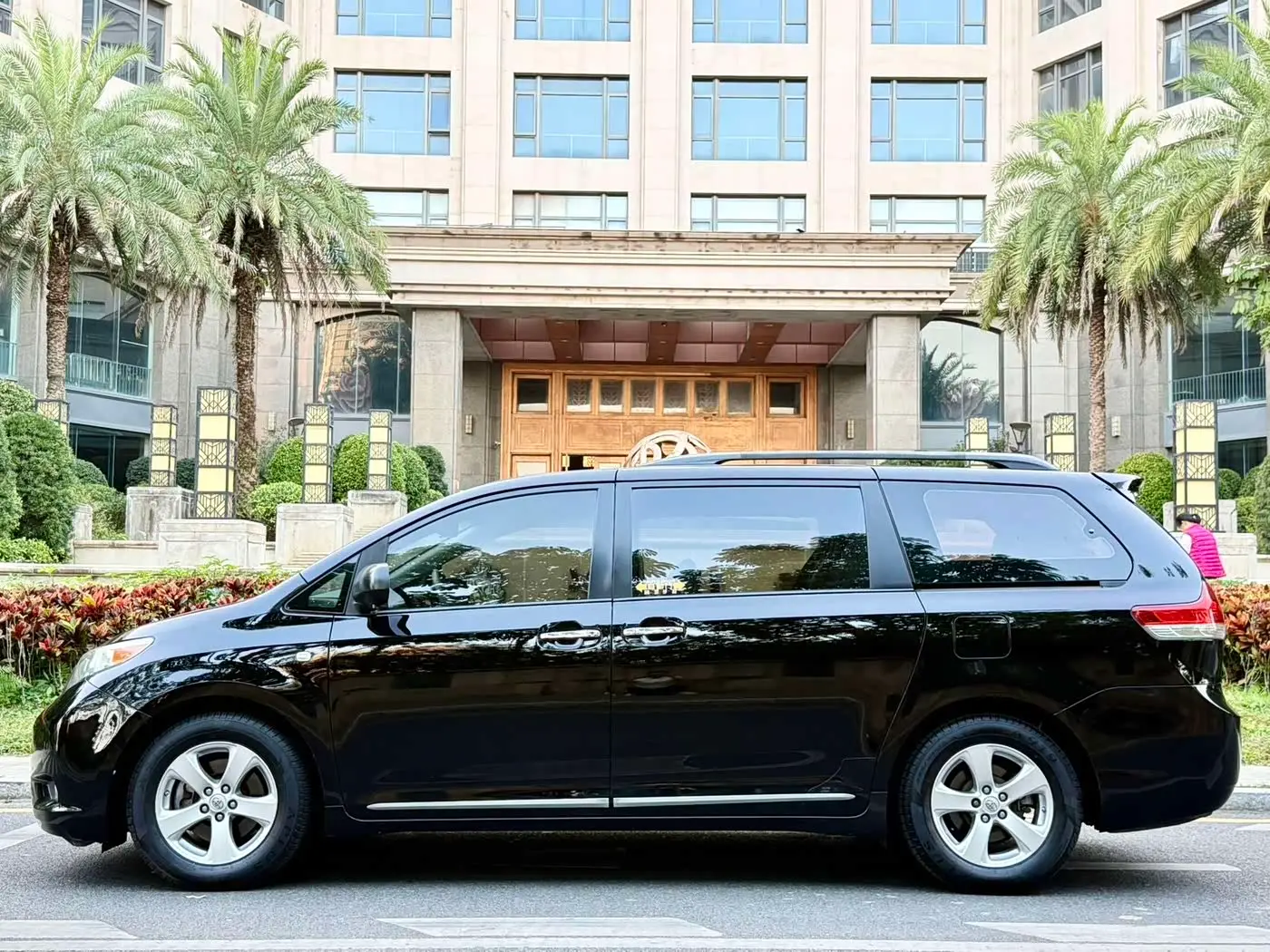 Toyota Sienna 2015 — Фото 4/15