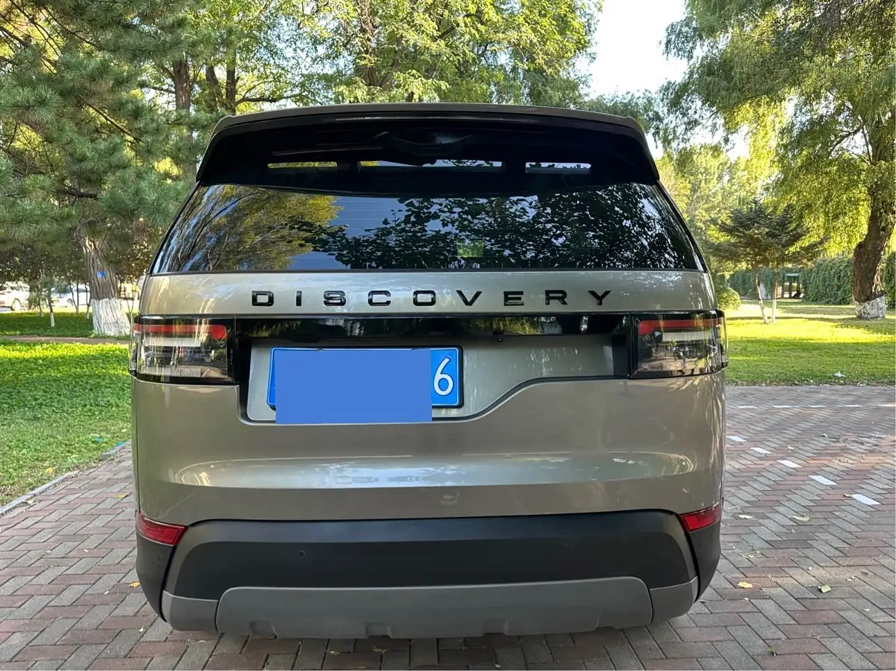 Land Rover Discovery 2018 — Photo 6/20