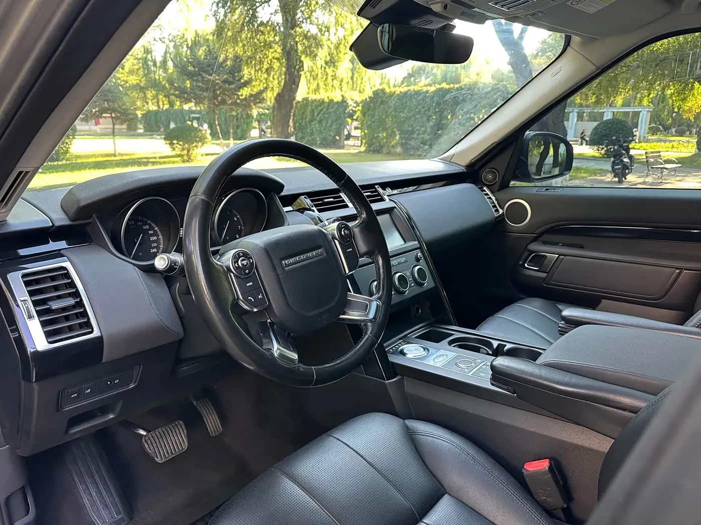 Land Rover Discovery 2018 — Photo 11/20