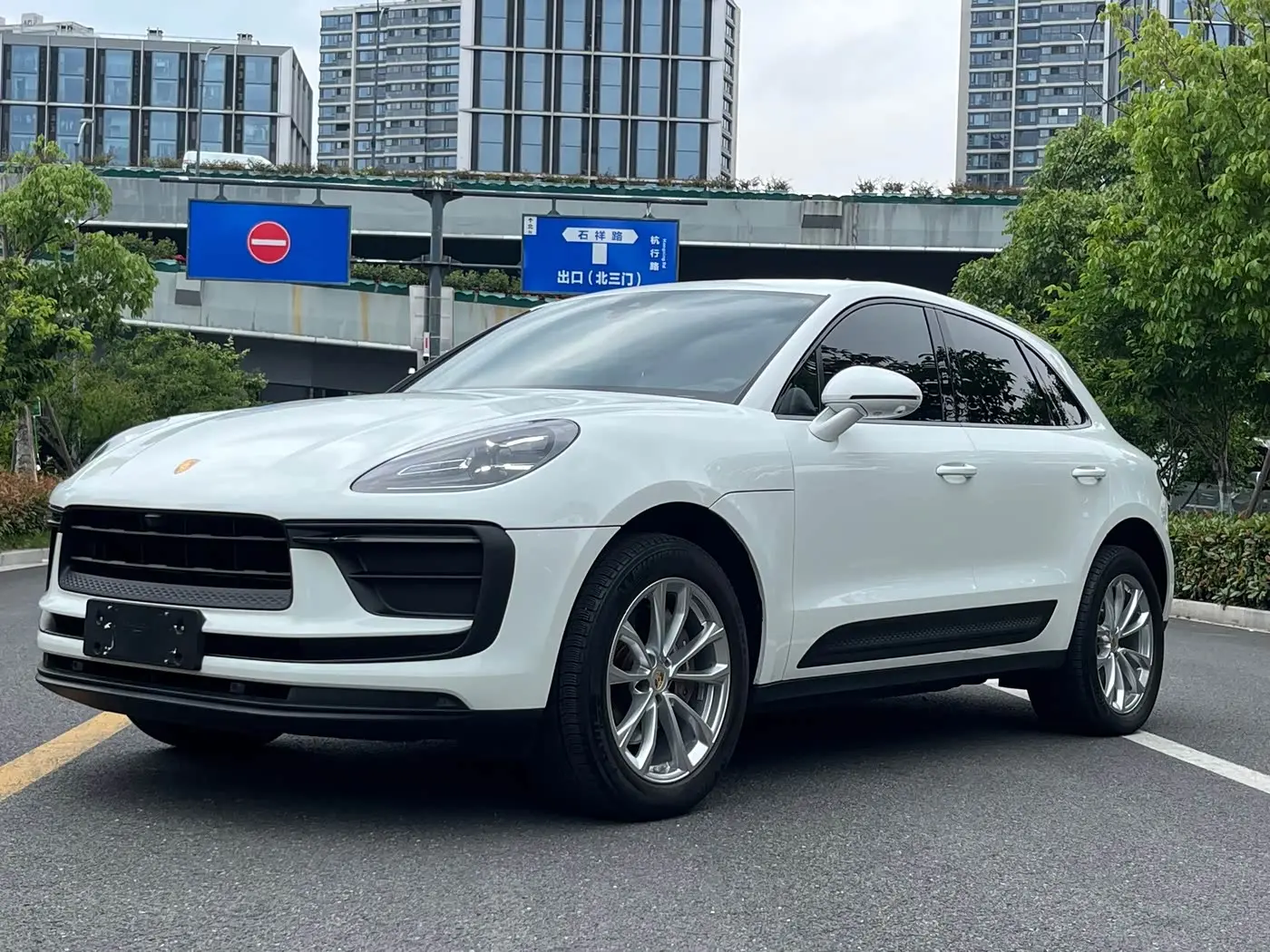 Porsche Macan 2022 — Фото 1/15