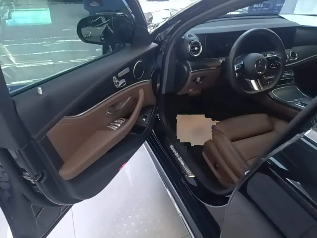 Mercedes-Benz E-Class 2023 — Photo 16/20