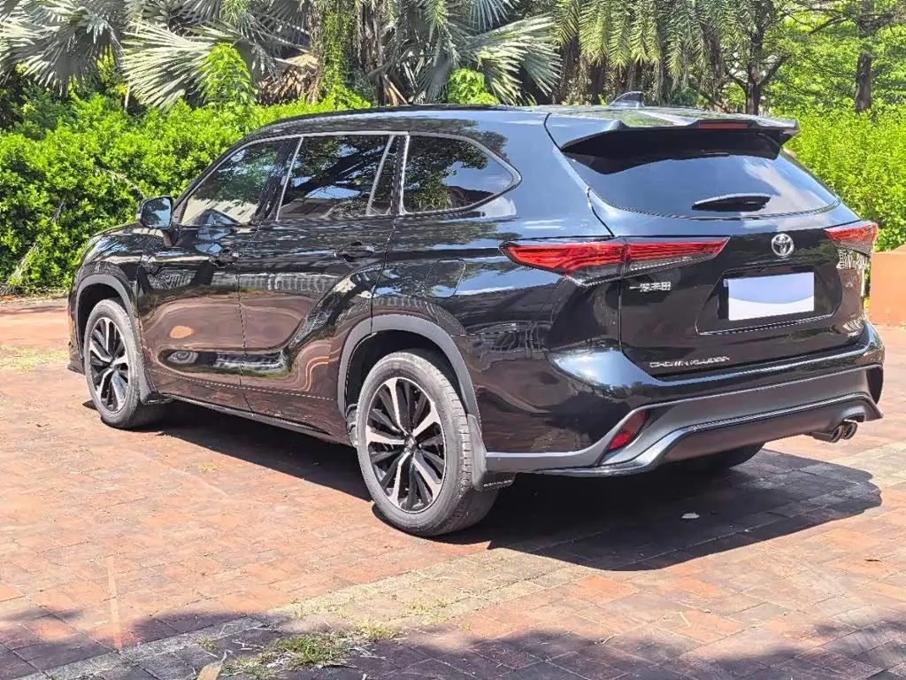 Toyota Crown Kluger 2023 — Photo 9/9