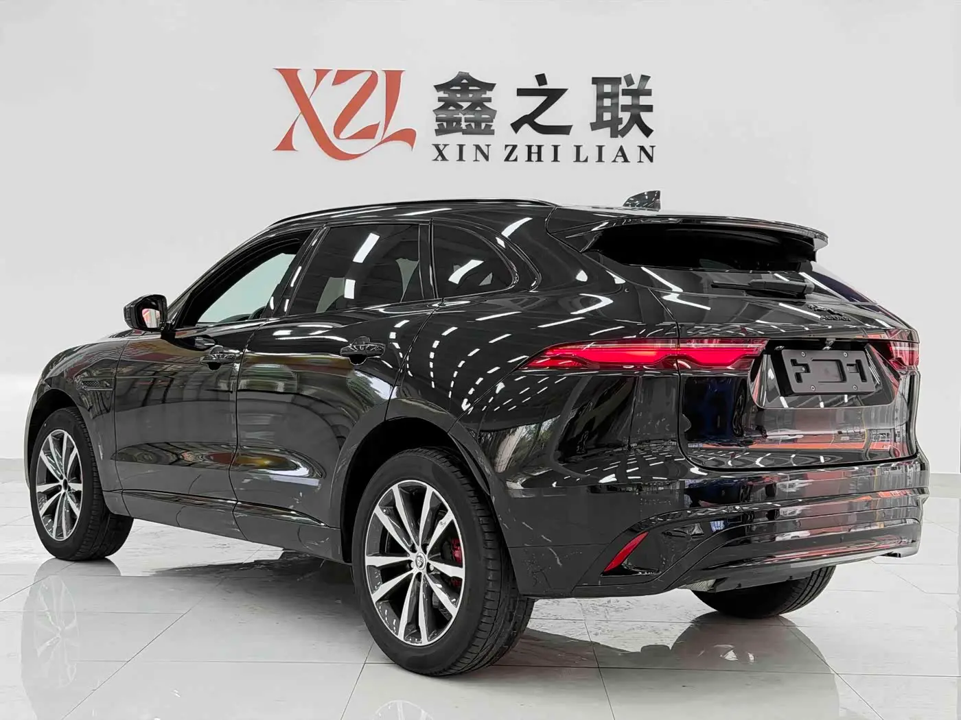 Jaguar F-PACE 2023 — Фото 4/20