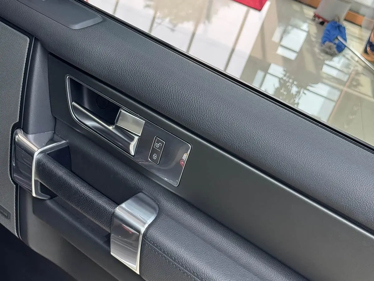 Land Rover Discovery 2017 — Şəkil 15/18