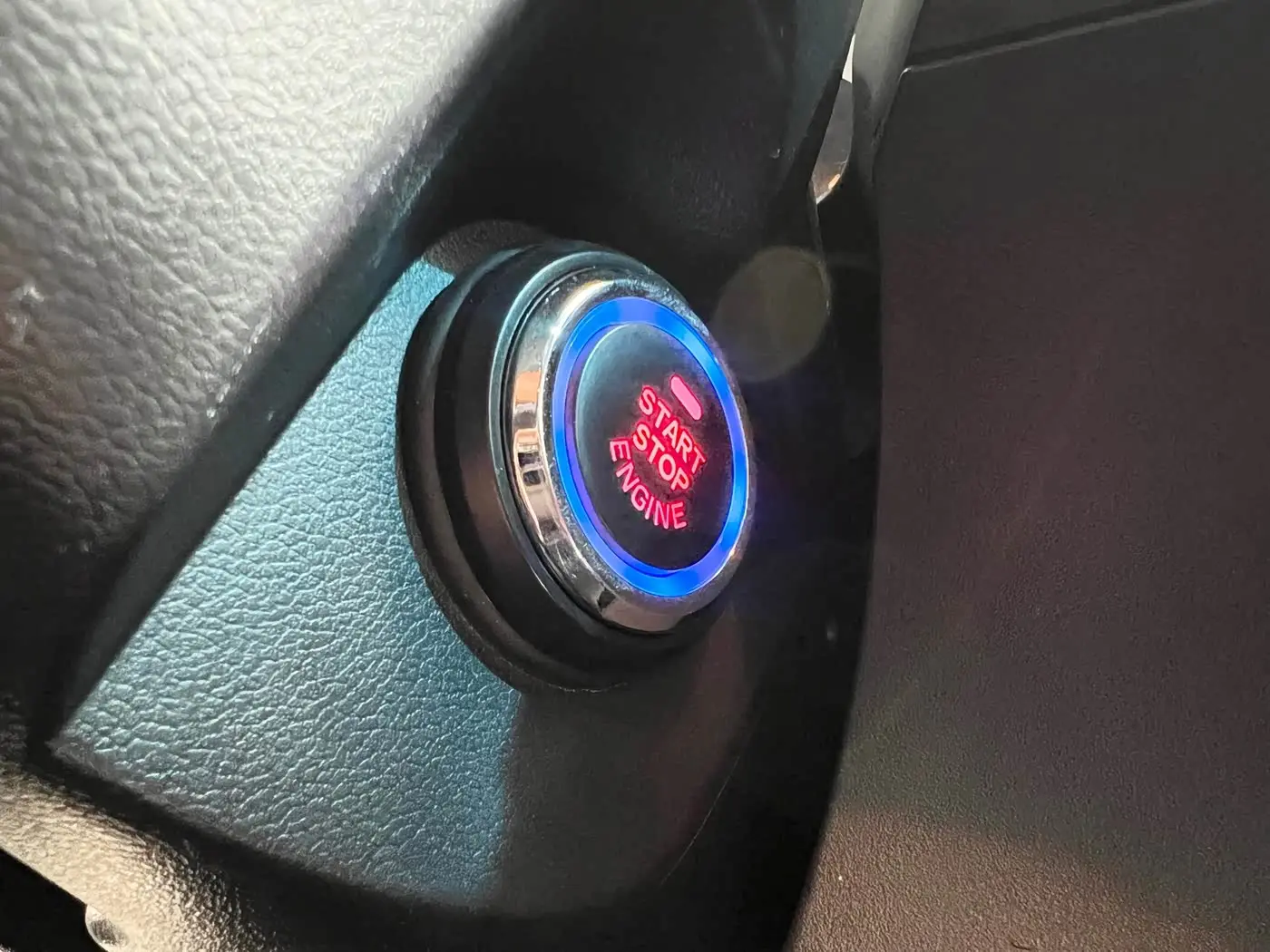 Mitsubishi Pajero 2018 — Photo 15/20