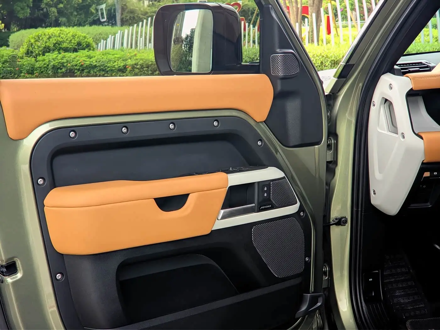 Land Rover Defender 2024 — Photo 7/16
