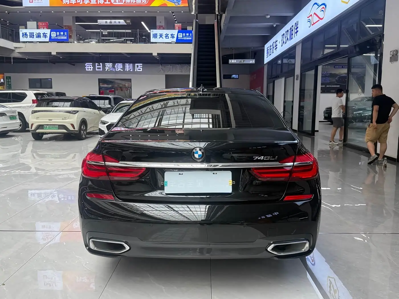 BMW 7 Series 2018 — Фото 17/18