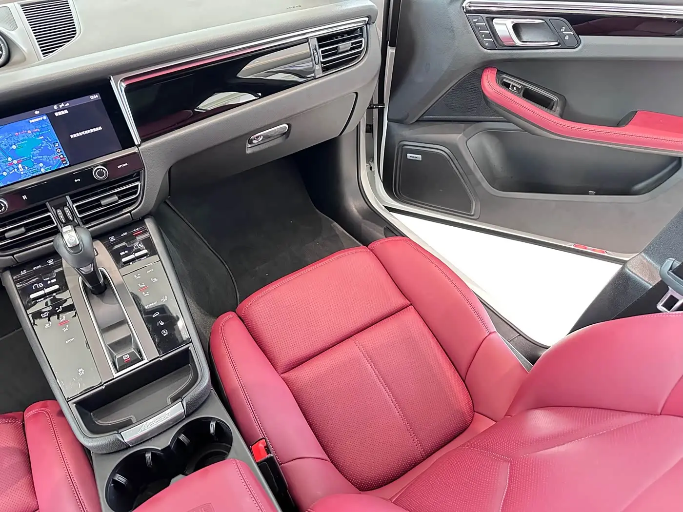 Porsche Macan 2022 — Photo 17/20