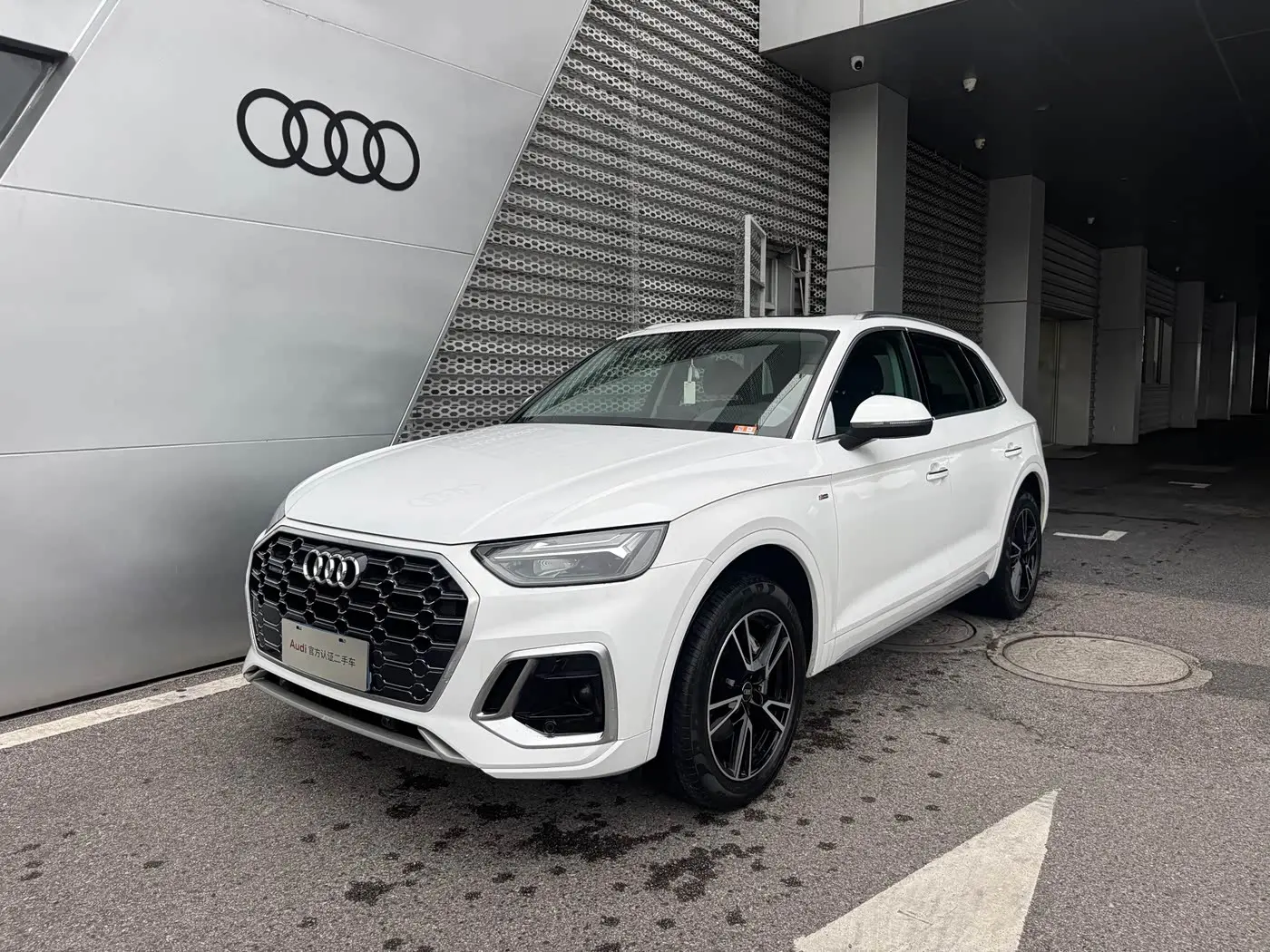 Audi Q5L 2024 — Фото 1/12