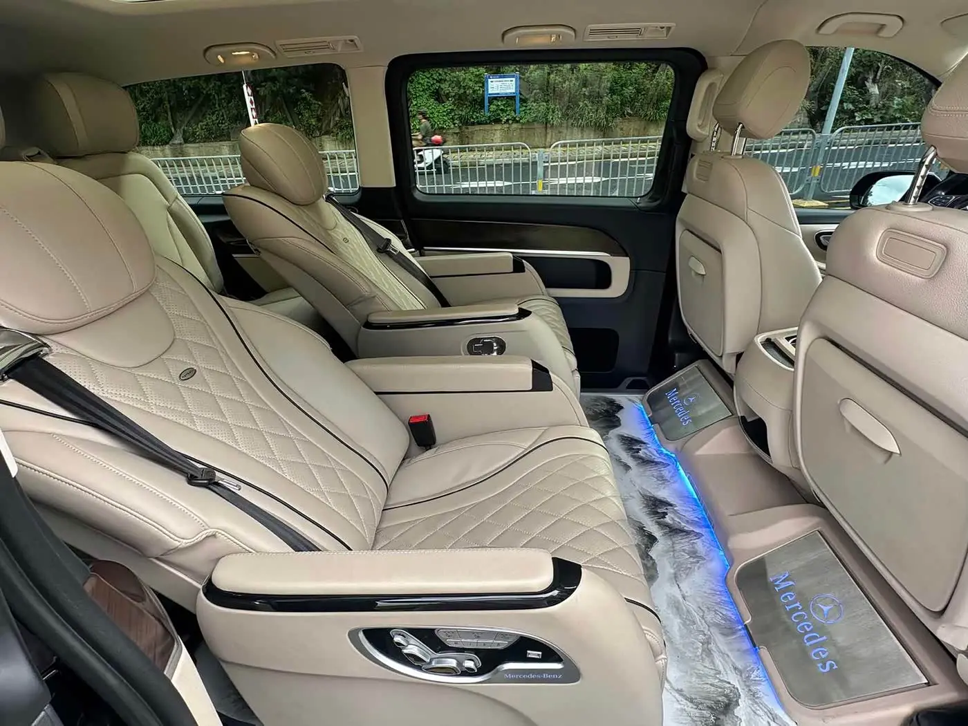 Mercedes-Benz V-Class 2020 — Photo 8/15