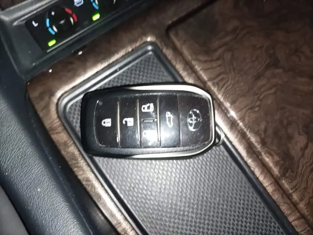 Toyota Vellfire 2022 — Photo 9/20