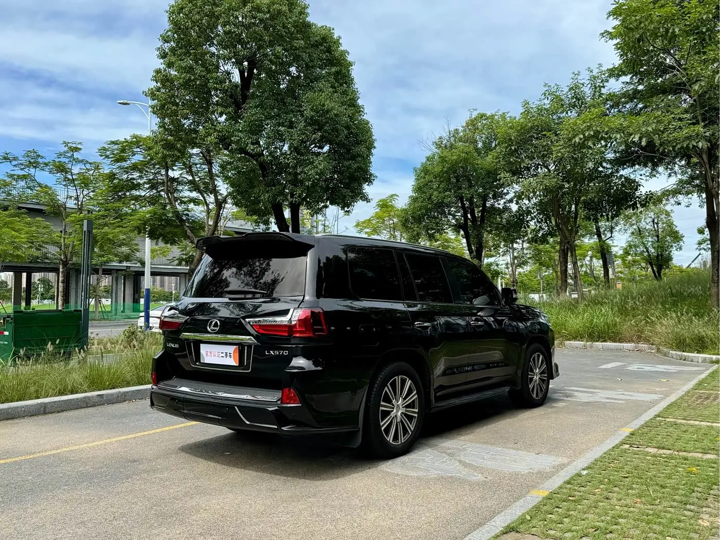 Lexus LX 2011 — Photo 4/13