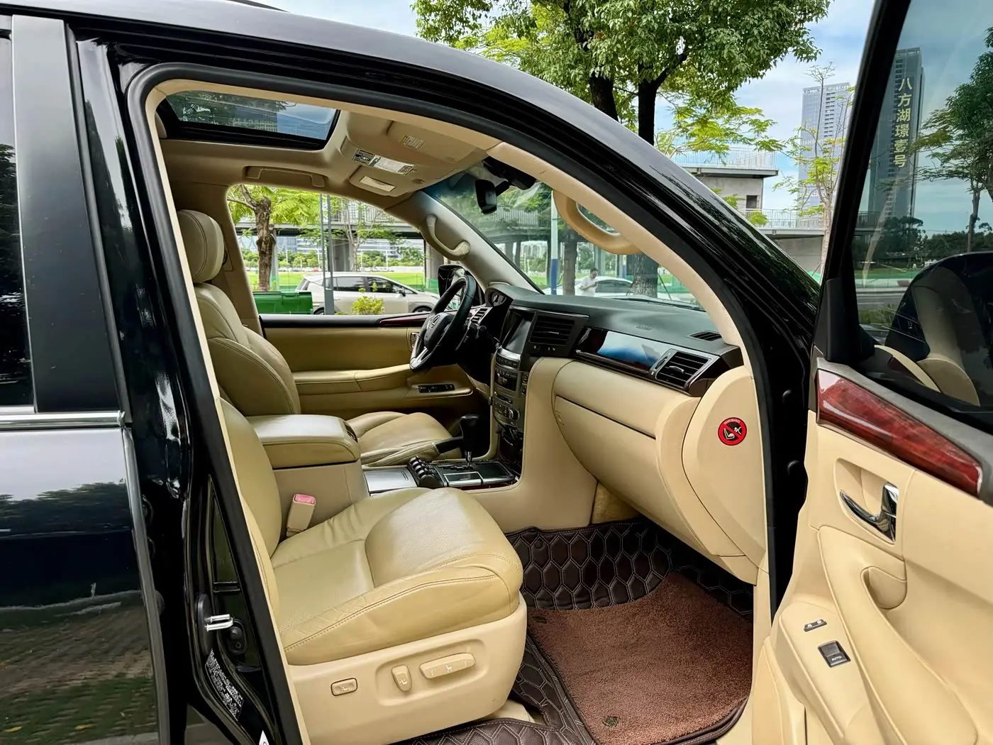 Lexus LX 2011 — Photo 8/13