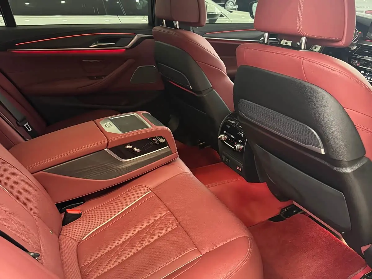 BMW 5 Series 2023 — Photo 8/12