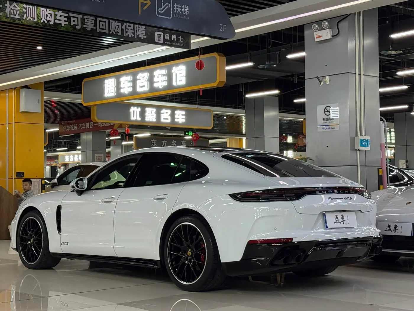 Porsche Panamera 2023 — Фото 17/17