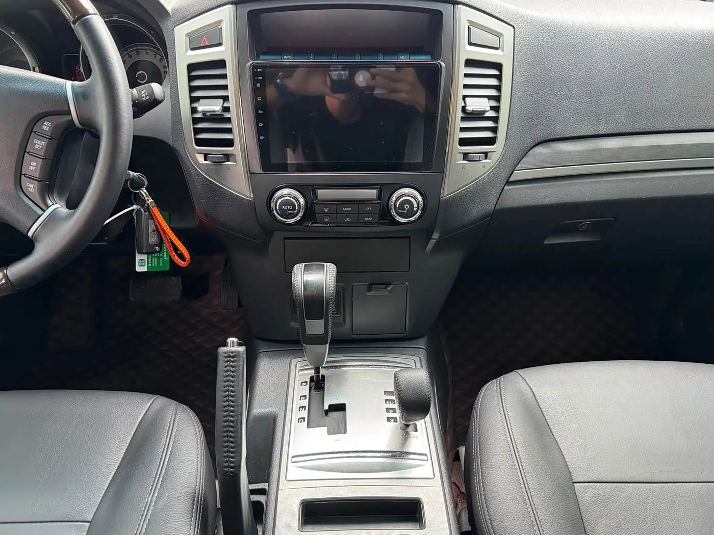 Mitsubishi Pajero 2015 — Photo 15/20