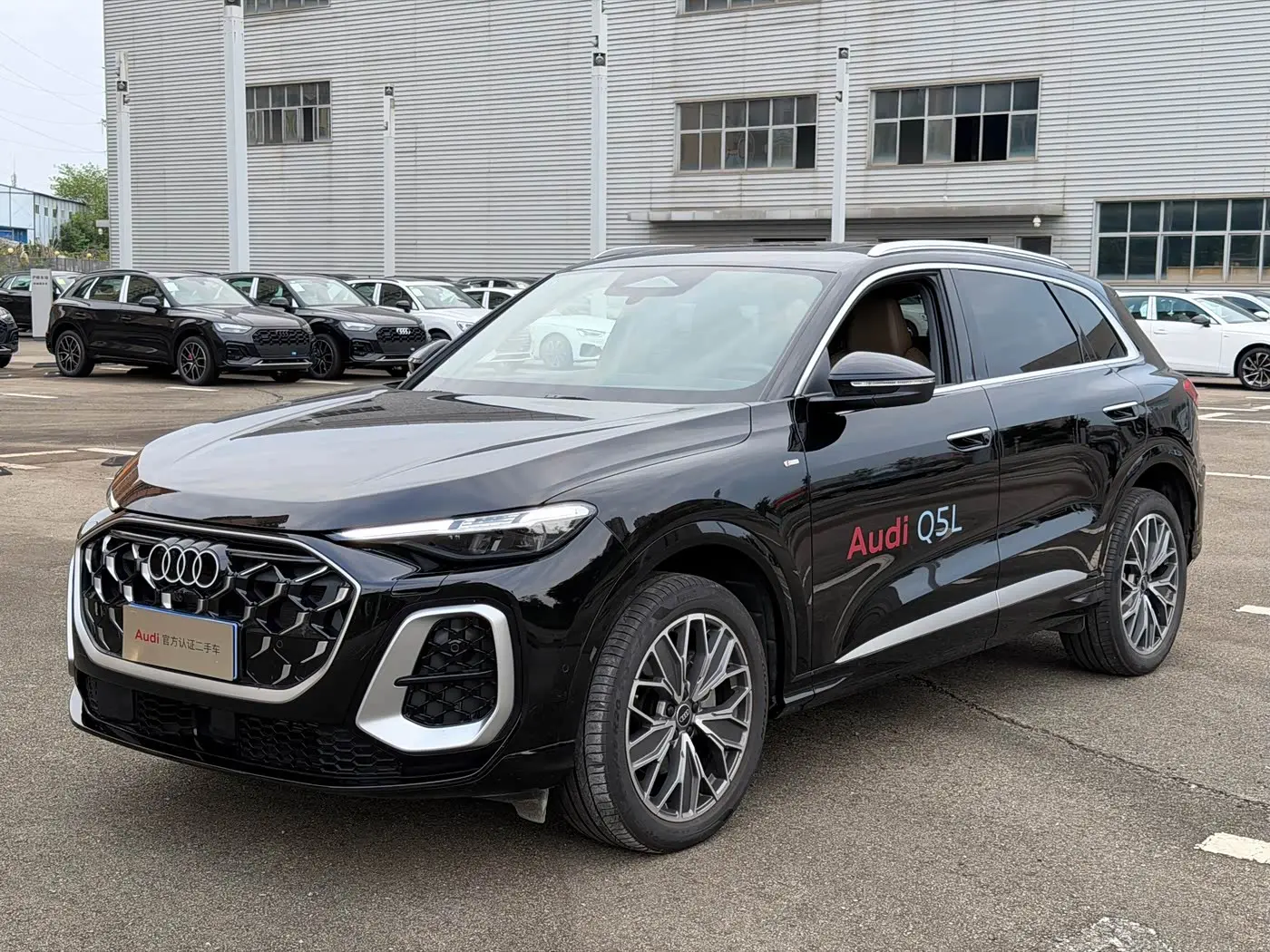 Audi Q5L 2025 — Photo 1/12