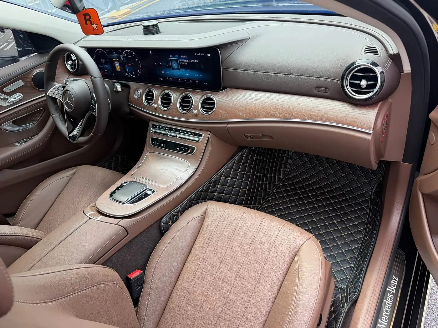 Mercedes-Benz E-Class 2023 — Фото 10/11