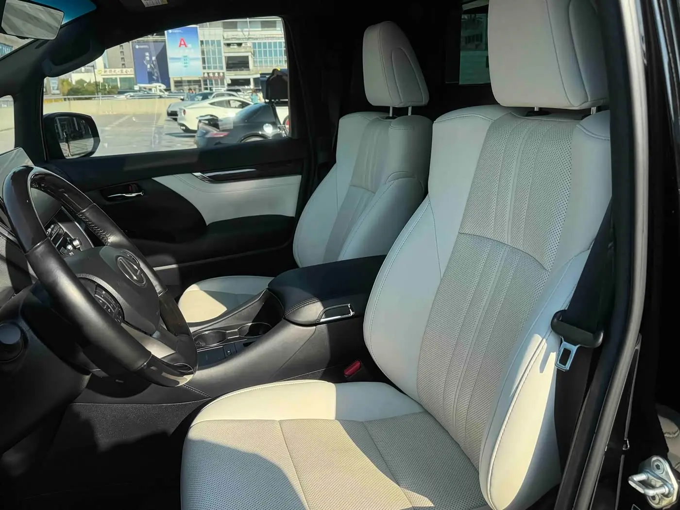 Lexus LM 2021 — Photo 8/20