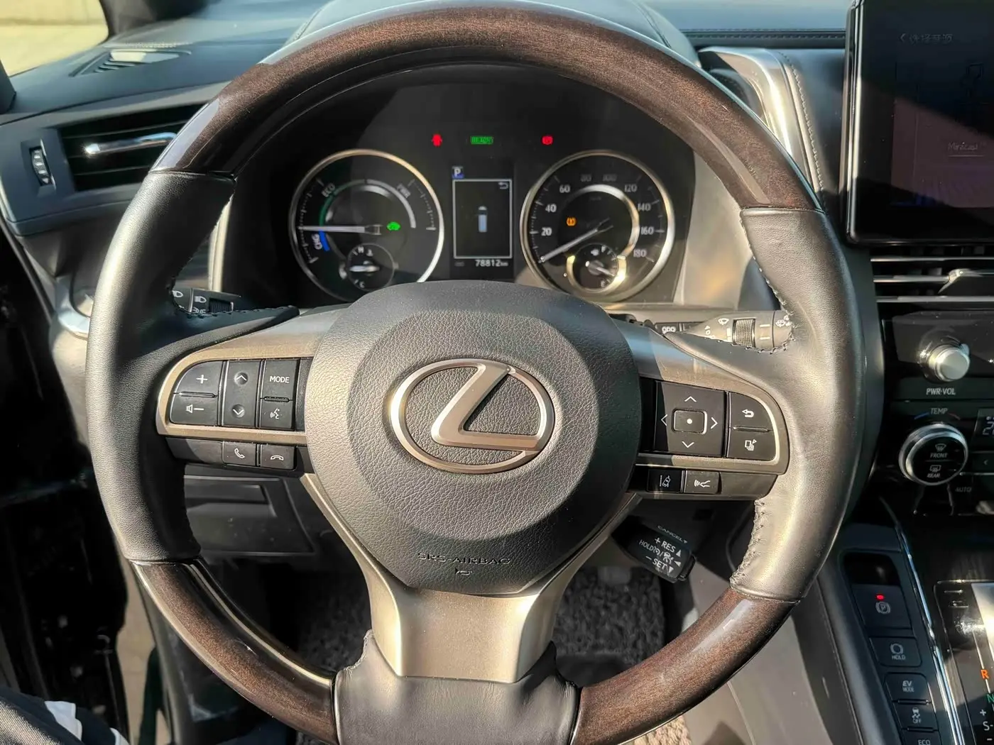 Lexus LM 2021 — Photo 10/20