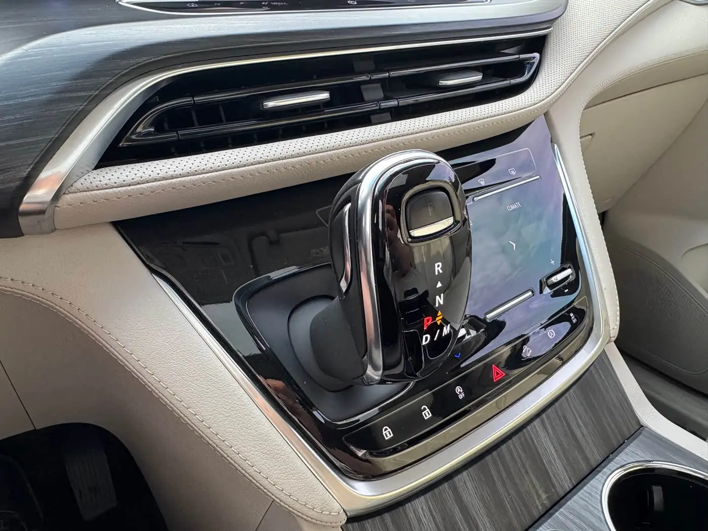 Buick GL8 2023 — Photo 15/17