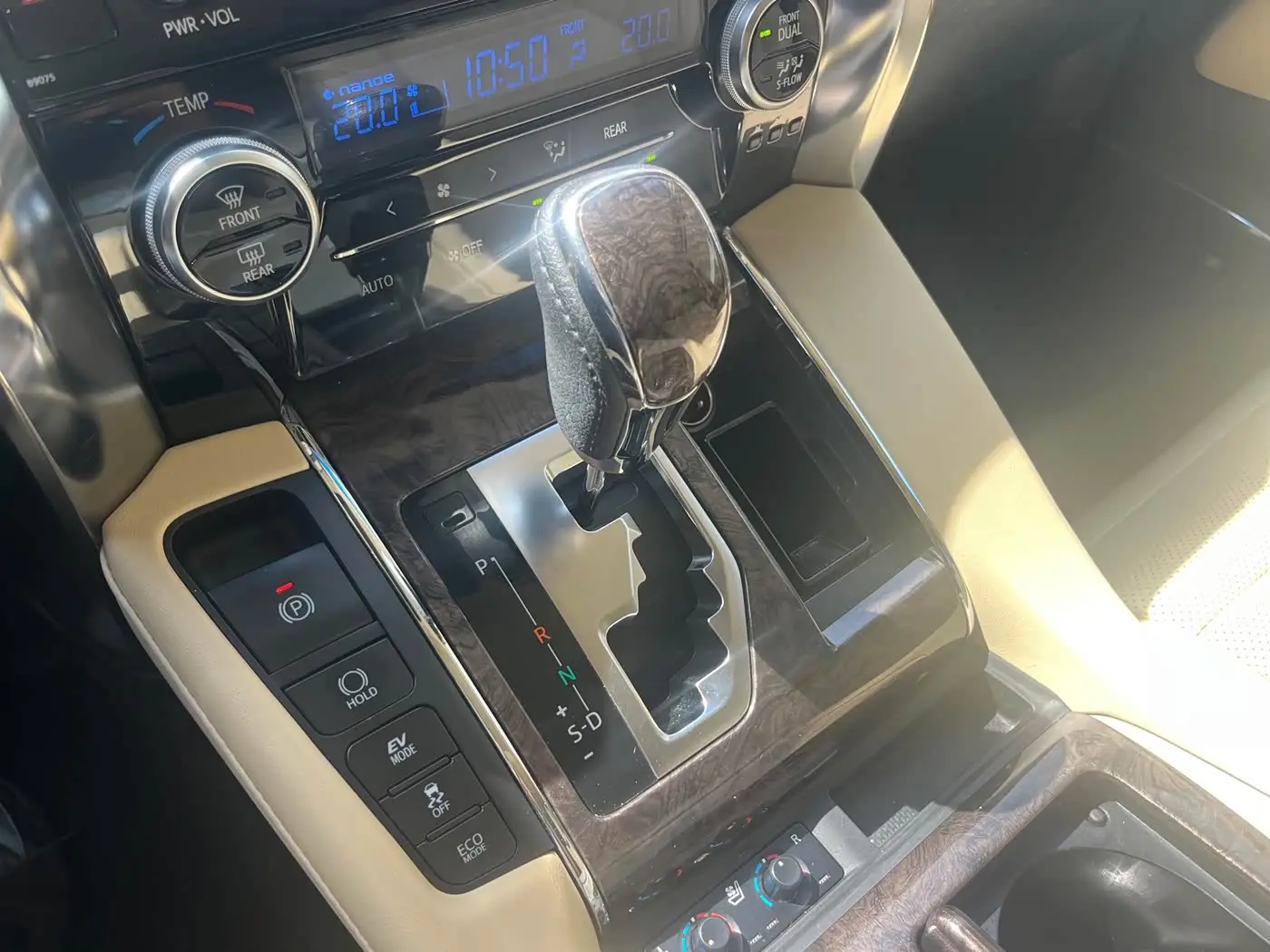 Toyota Alphard 2020 — Photo 11/13