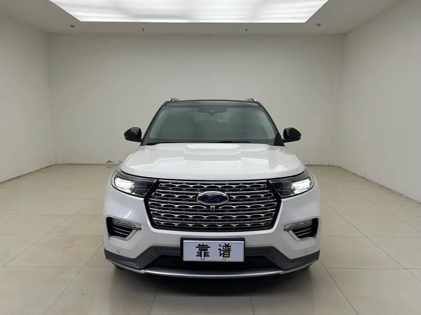 Ford Explorer 2021 — Photo 2/17