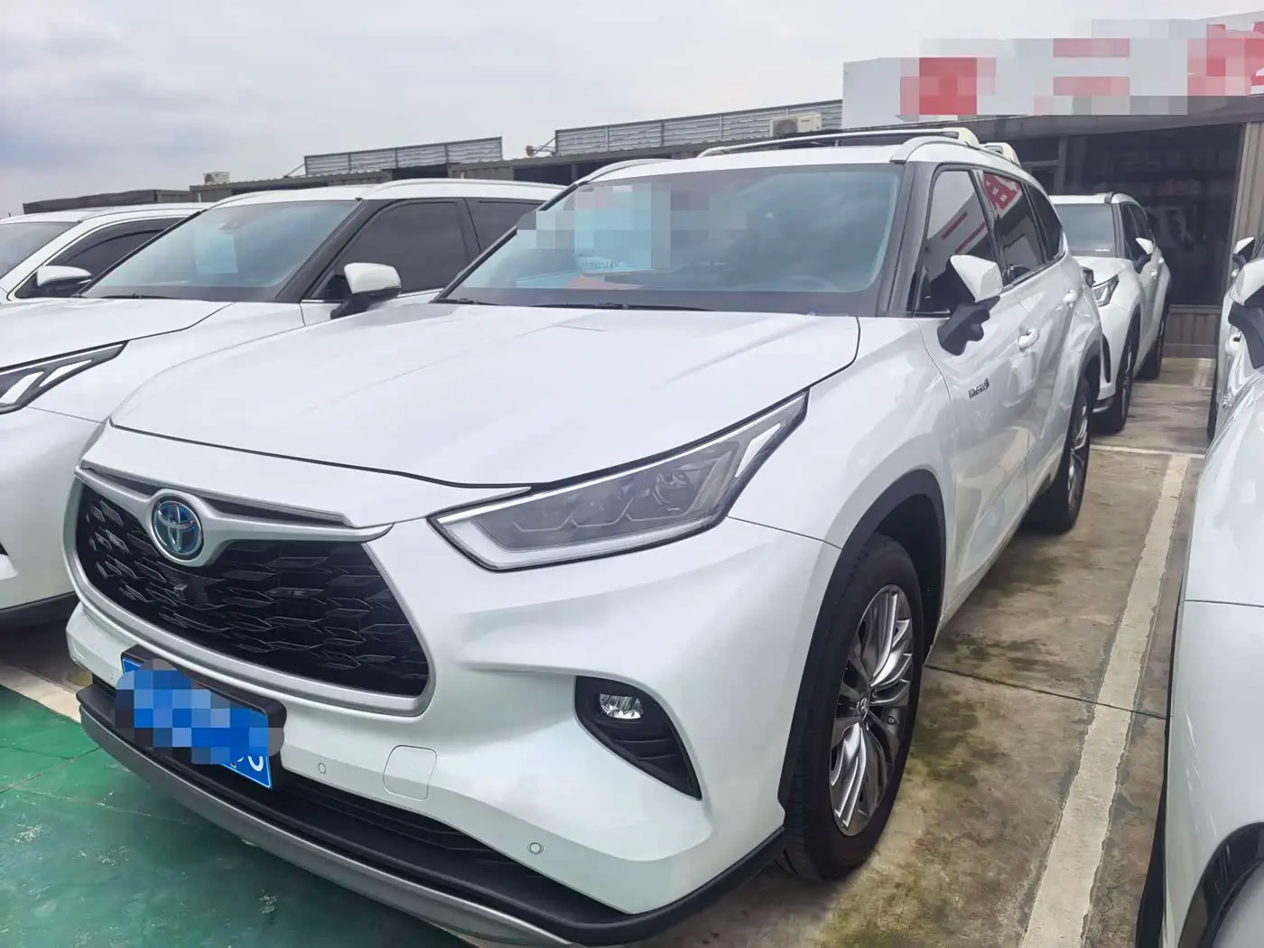 Toyota Highlander 2024 — Фото 1/8