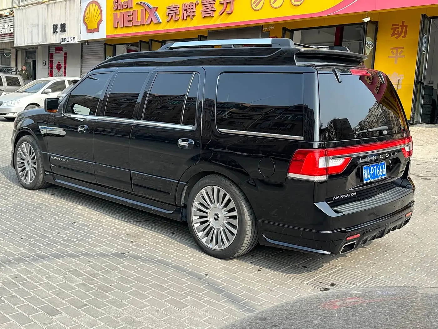 Lincoln Navigator 2018 — Photo 4/9