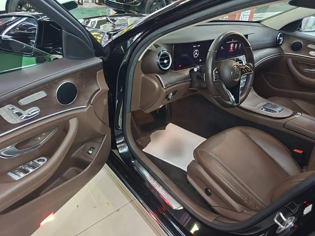 Mercedes-Benz E-Class 2021 — Photo 15/19