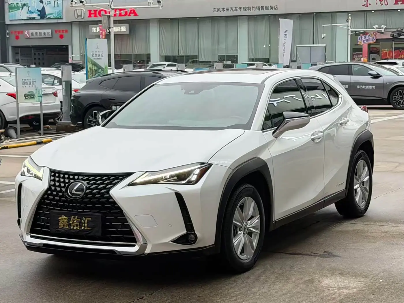 Lexus UX 2021 — Photo 3/9