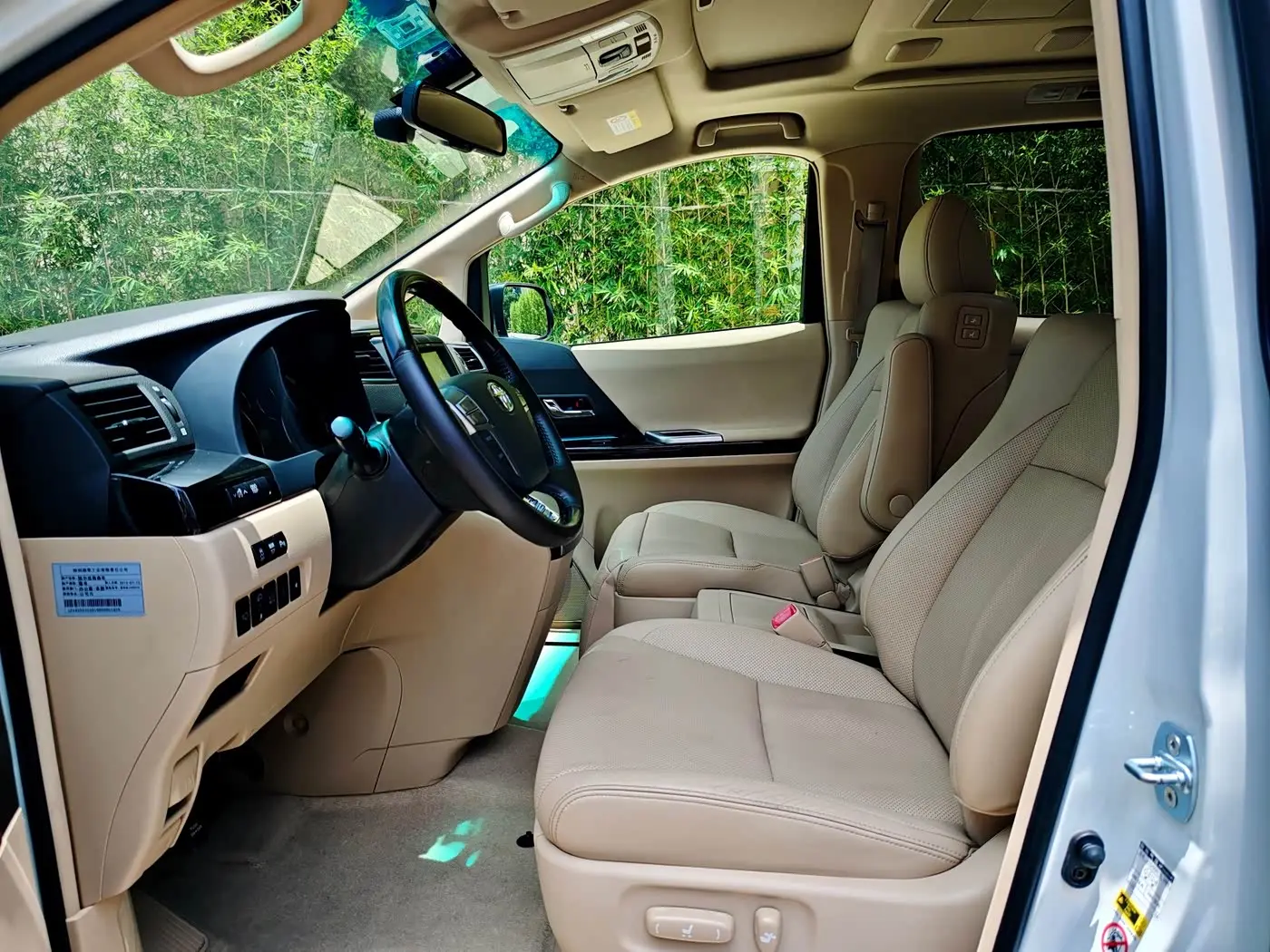 Toyota Alphard 2012 — Photo 8/19