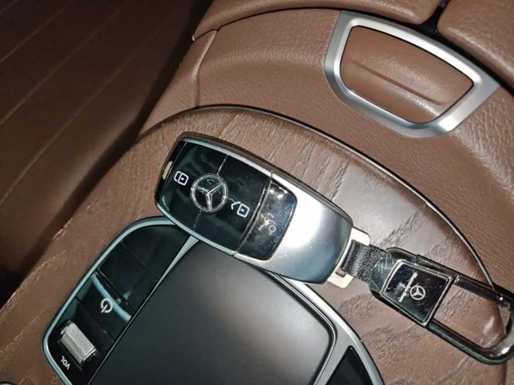 Mercedes-Benz E-Class 2021 — Photo 9/20