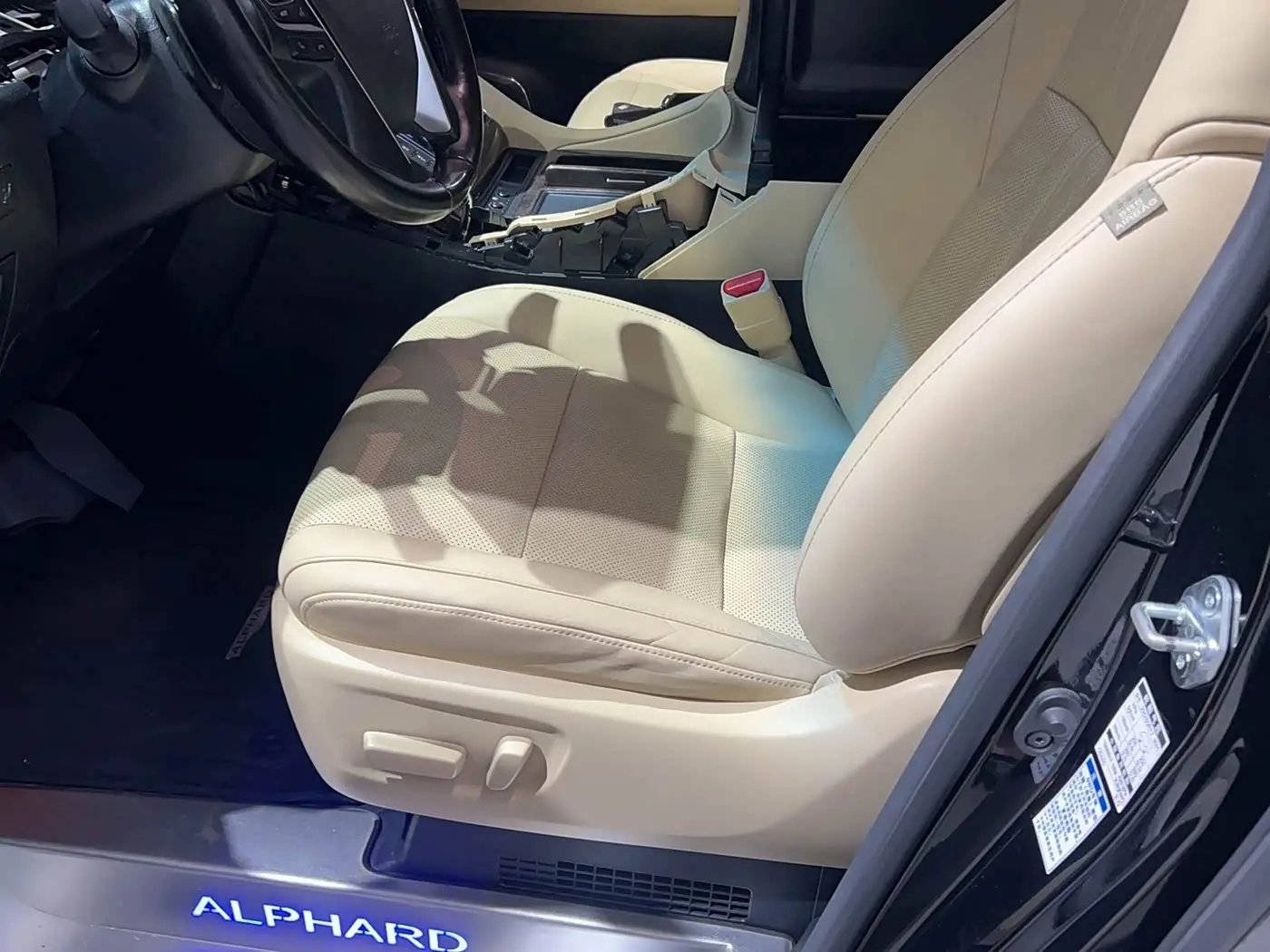 Toyota Alphard 2022 — Photo 7/8