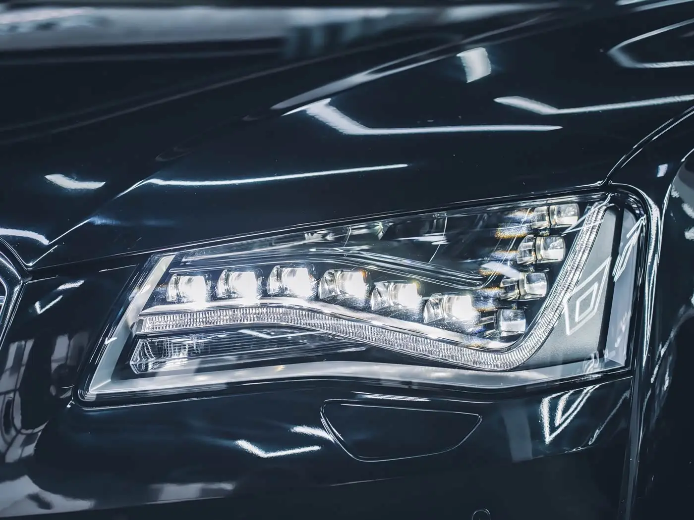 Audi A8 2013 — ფოტო 17/20