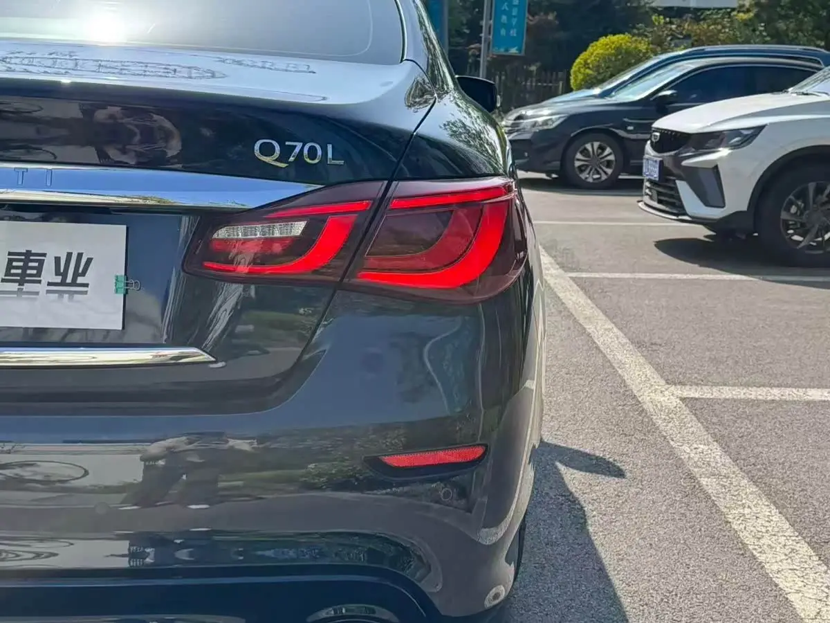 Infiniti Q70 2018 — Photo 16/20