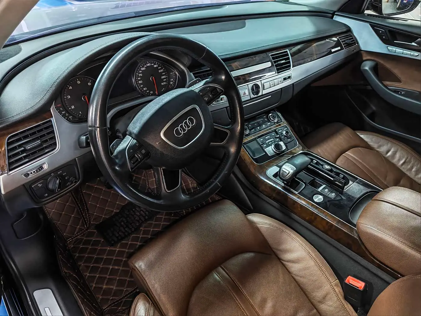 Audi A8 2016 — Фото 3/18