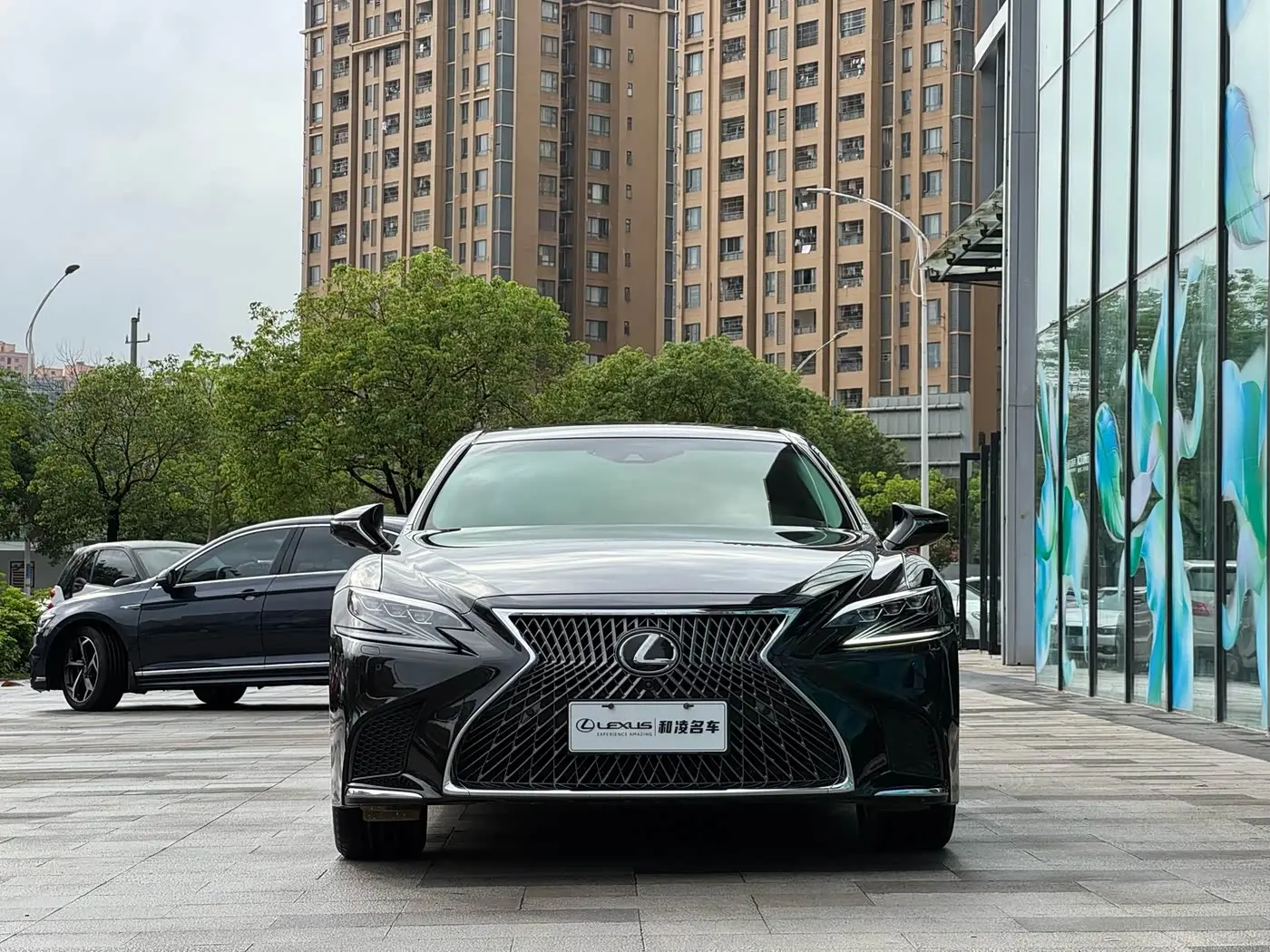 Lexus LS 2019 — Photo 2/14