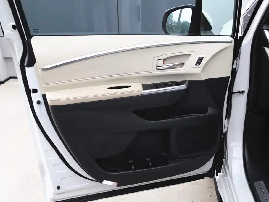 Toyota Granvia 2023 — Photo 10/20