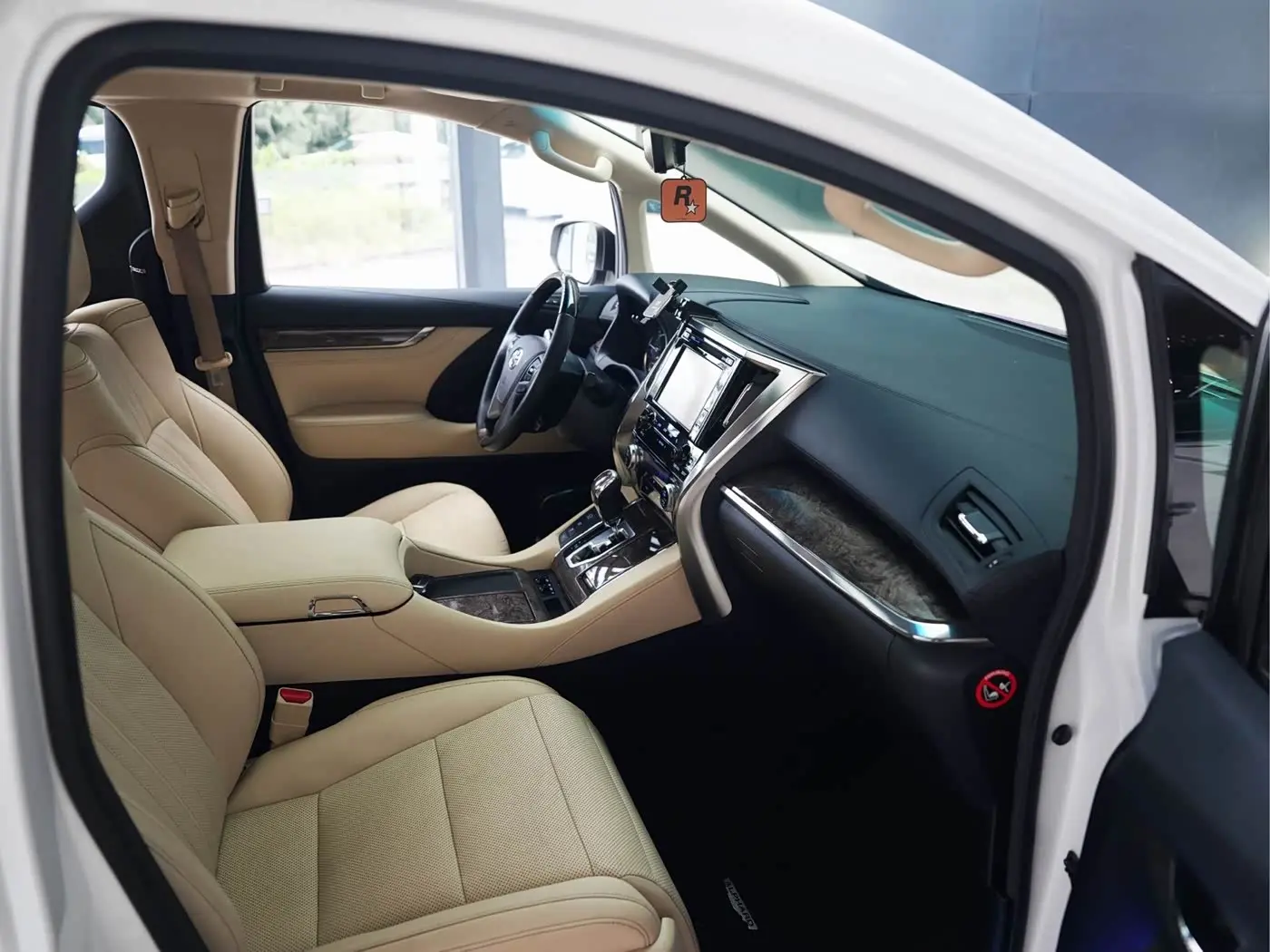 Toyota Alphard 2019 — Photo 7/14