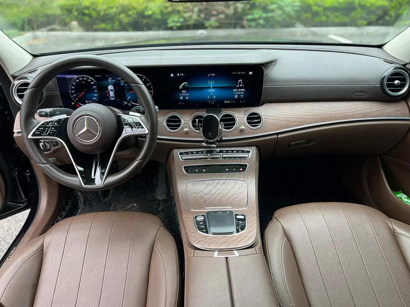 Mercedes-Benz E-Class 2023 — Photo 9/12
