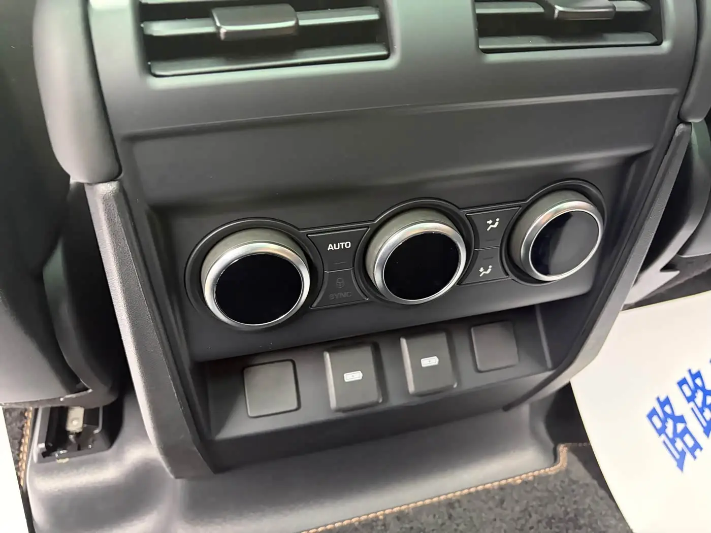 Land Rover Defender 2023 — Photo 11/19