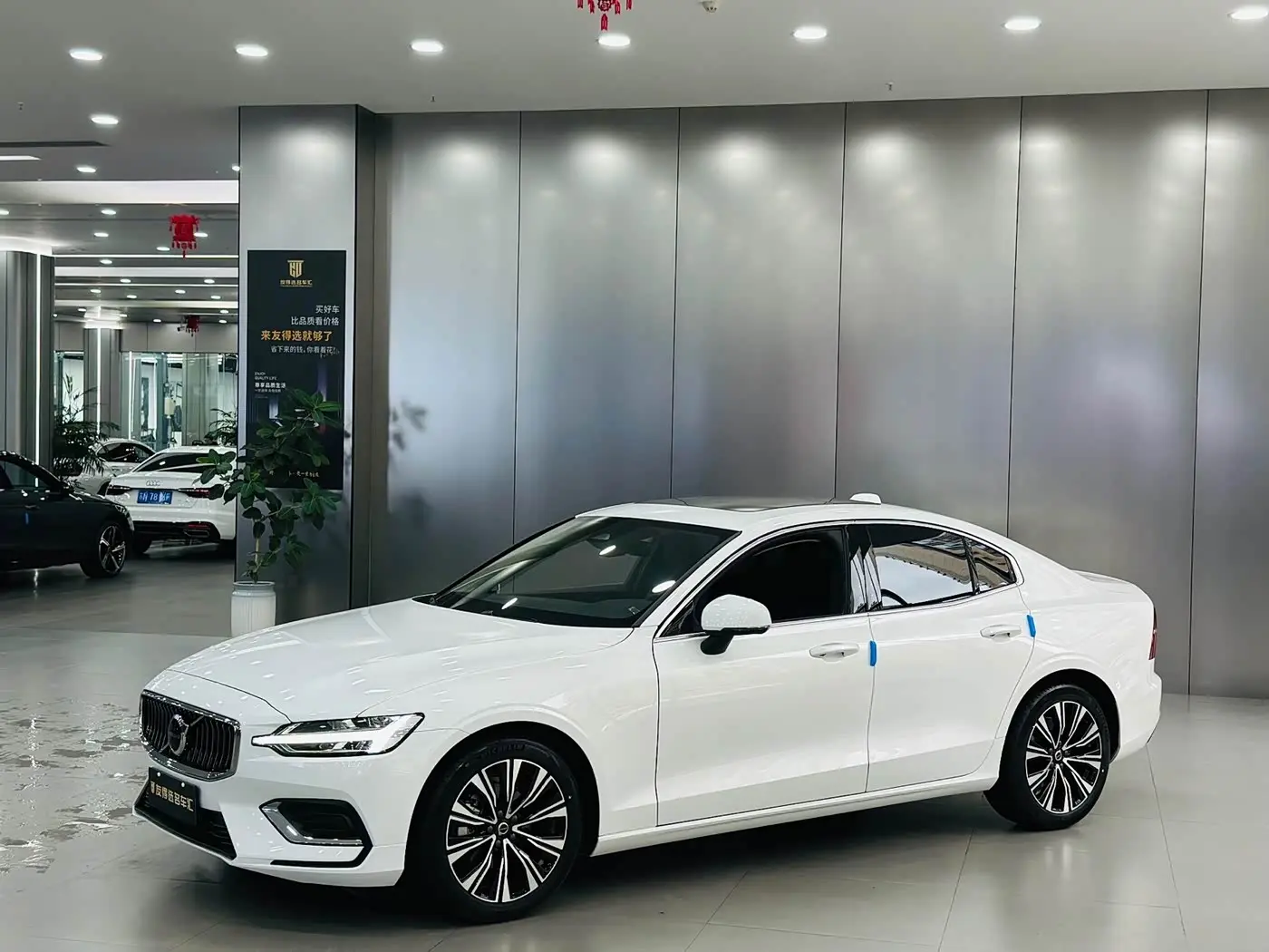 Volvo S60 2023 — Фото 1/15