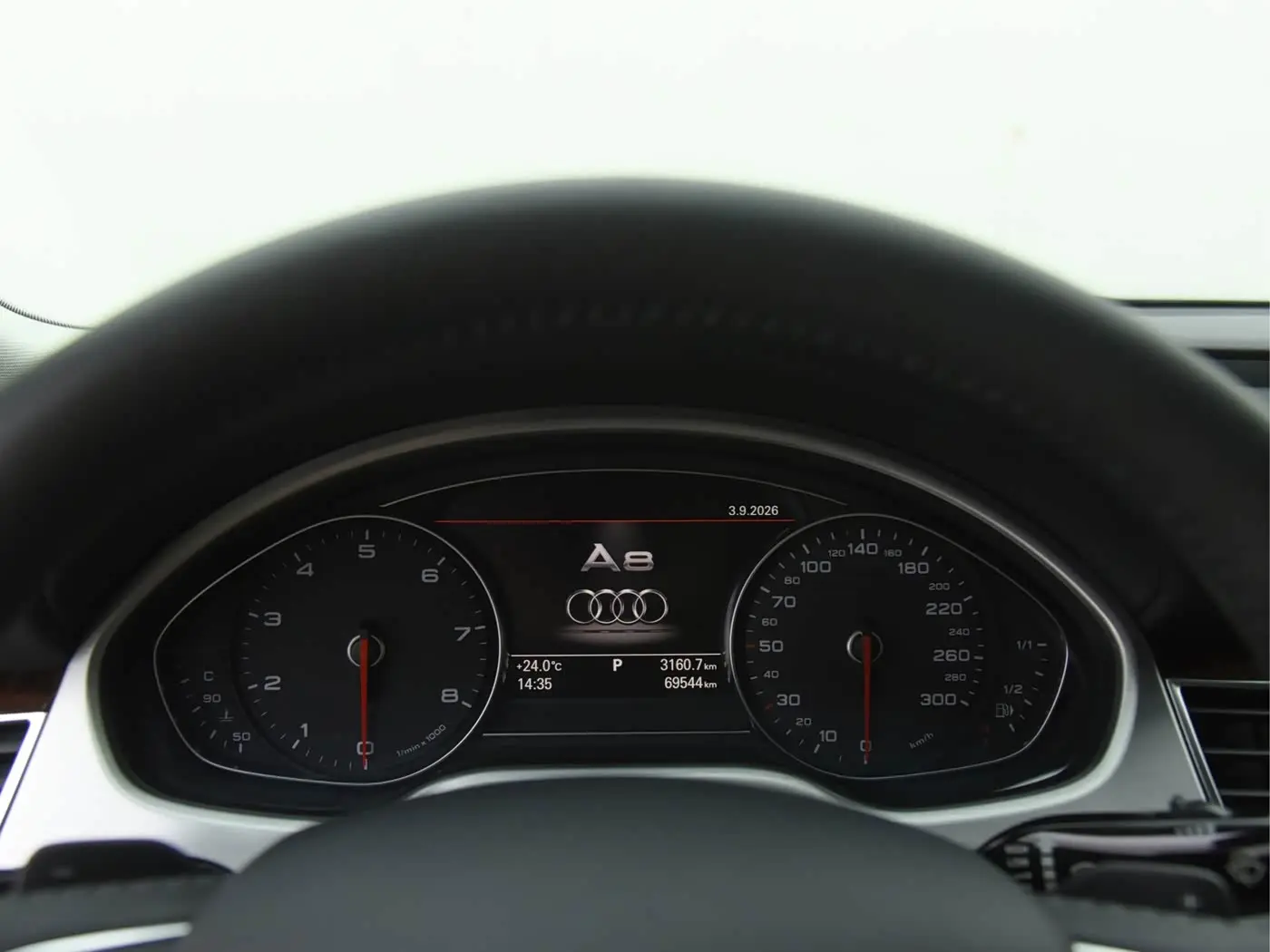 Audi A8 2013 — Photo 16/17