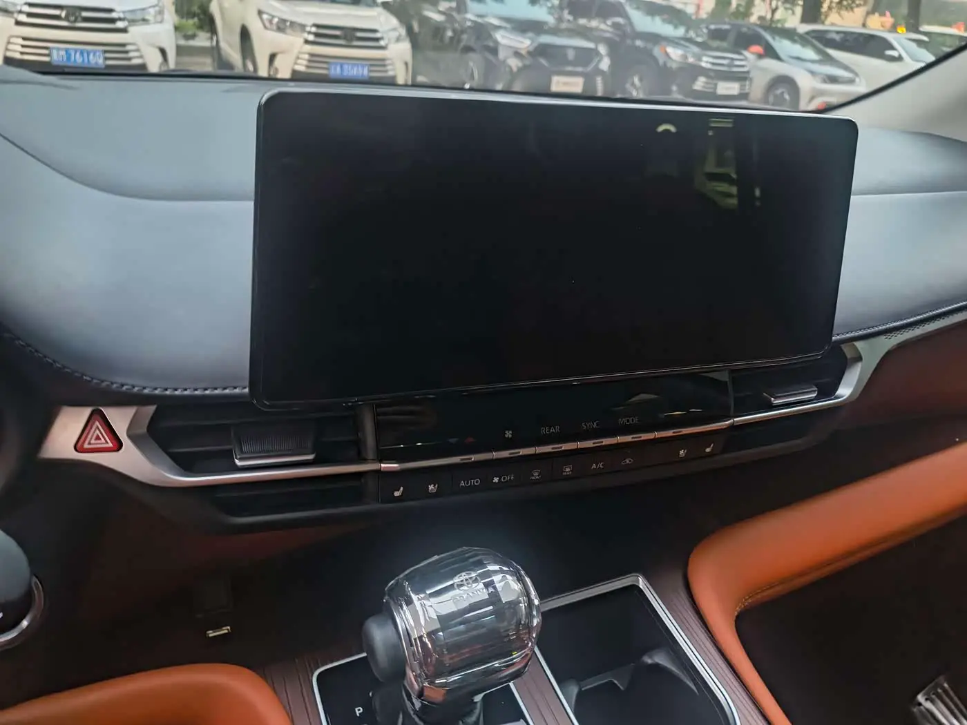 Toyota Granvia 2024 — Photo 11/20