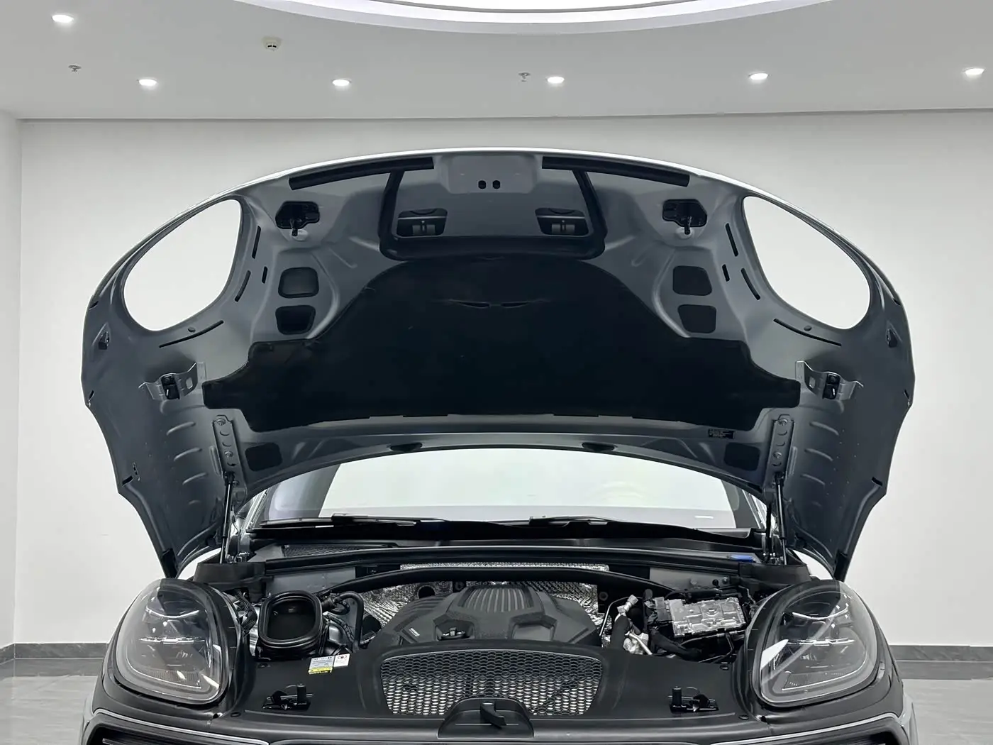 Porsche Macan 2023 — Фото 19/20