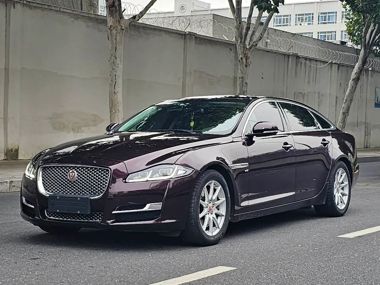 Jaguar XJ 2018 — Photo 1/8